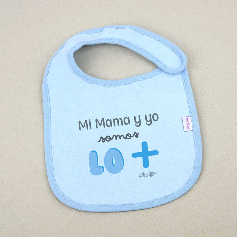 Babero Azul Divertido Mi Mamá y yo somos lo más