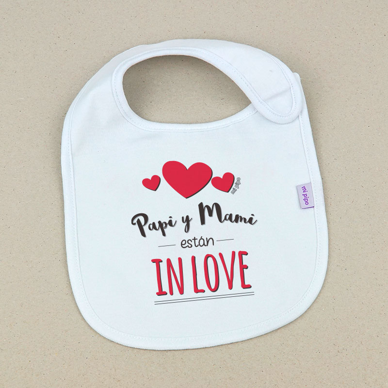 Babero Blanco Divertido Papi y Mami están in Love 1 Babero Blanco Divertido Papi y Mami están in Love