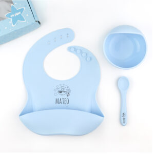 Vajilla con babero, bol y cuchara de silicona Personalizada Celeste, dibujo a elegir