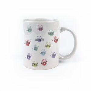 Taza con asa de cerámica o plástico Manitas nombres alumnos